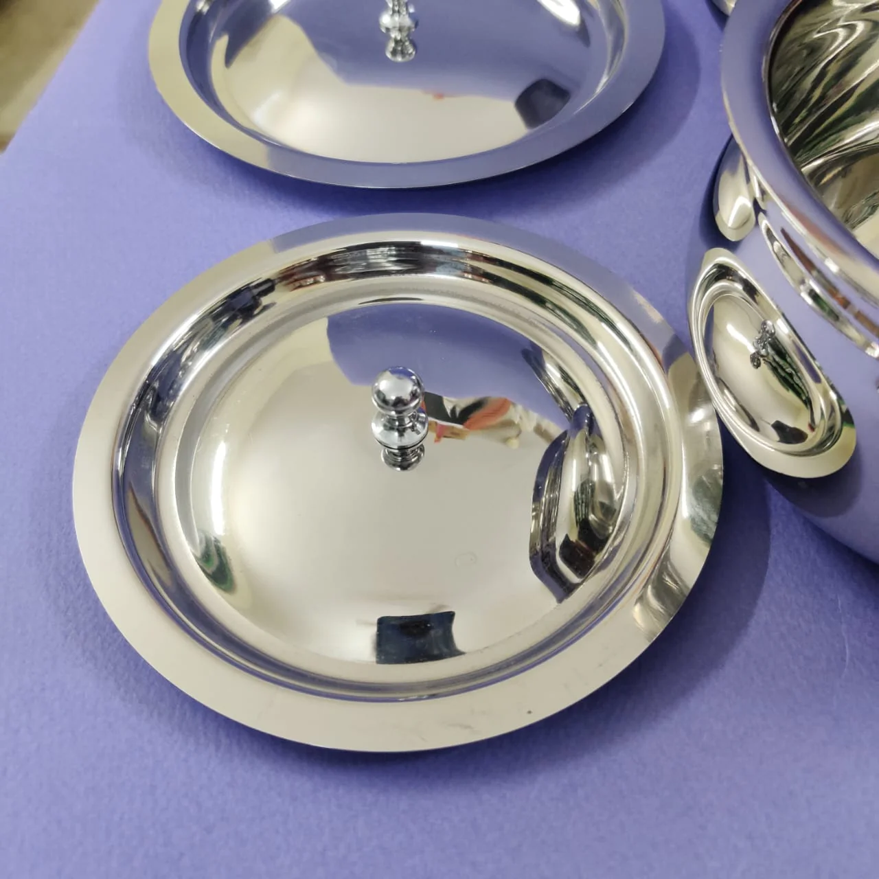Karaikudi Apple Serving Bowl with lid Set of 3 - Image 4